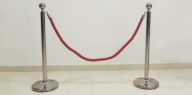 usmerjevalni stebrički za vrv z okroglo bunkico in rdečo vrvjo